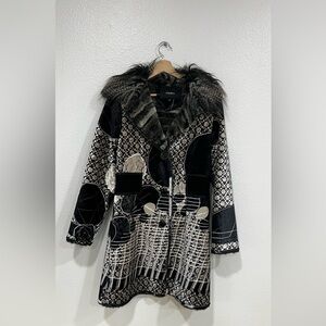 Vintage Elegant Black and White Patterned Cape with Fur Collar
